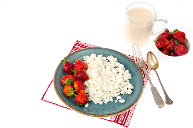 Latticini e fragole fresche