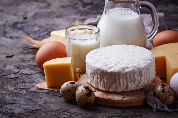 Latticini. Latte, ricotta, panna acida, burro, uova. Messa a fuoco selettiva