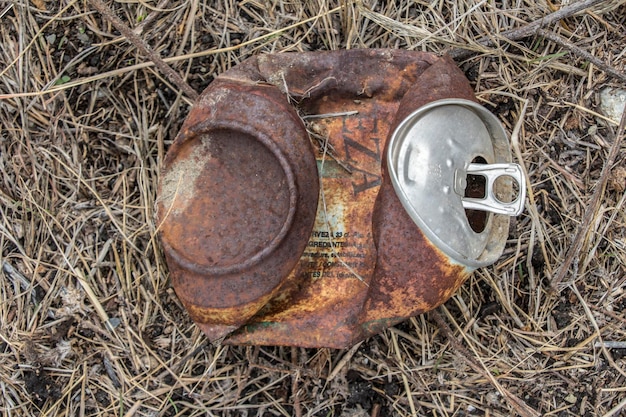 Lattina di birra arrugginita che giace nel campo lattina arrugginita vecchia lattina arrugginita outdoortrash