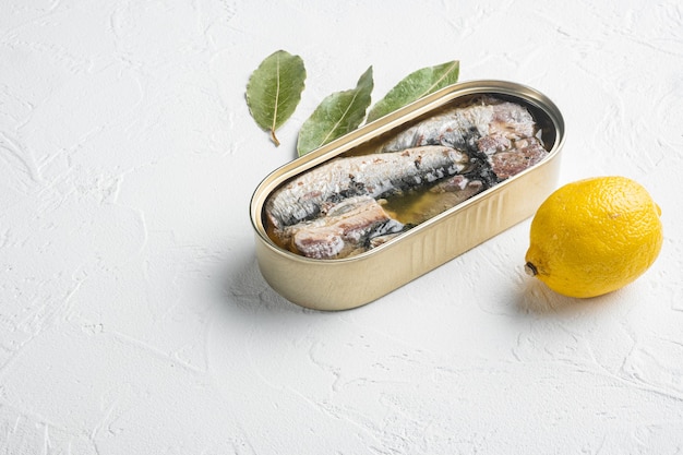 Lattina di sardine in olio d'oliva, su sfondo bianco tavolo in pietra, con copia spazio per il testo