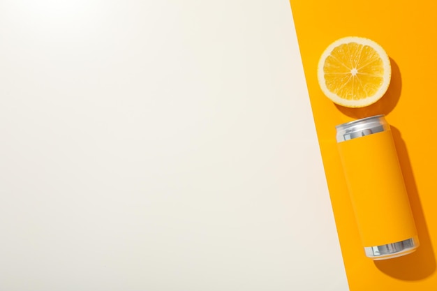 Lattina e arancione su sfondo arancione e bianco spazio per il testo