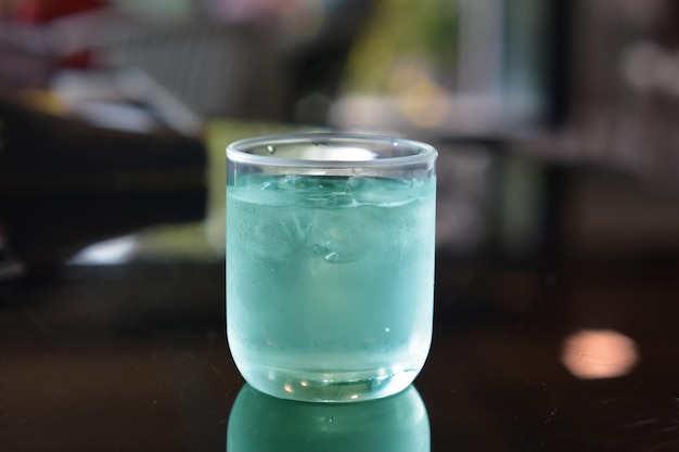 Lattina fredda gocciolamento freddo soda gocciolamento blu rosso bevanda bagnata condensazione festa in alluminio materiale carbonato