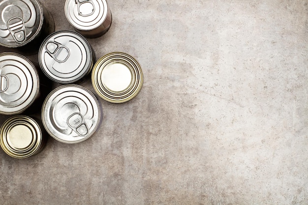 Lattine di conserve su un tavolo di marmo in una vista dall'alto