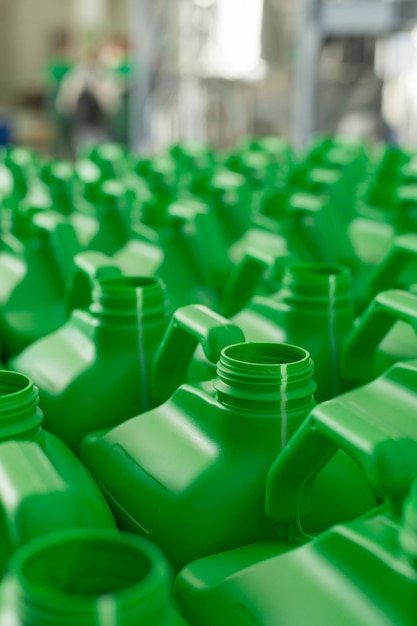 Lattine di plastica vuote di colore verde per liquidi