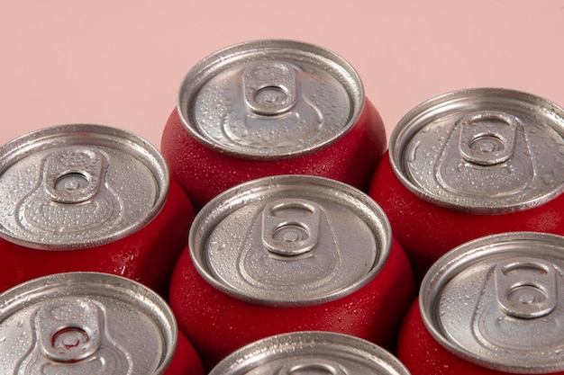 Lattine di soda rosse fredde per uso concettuale