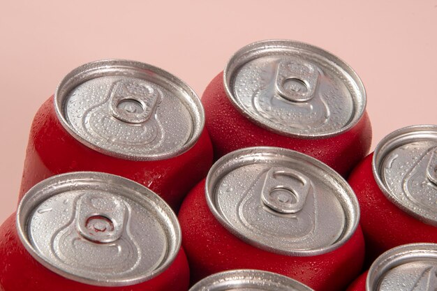 Lattine di soda rosse fredde per uso concettuale