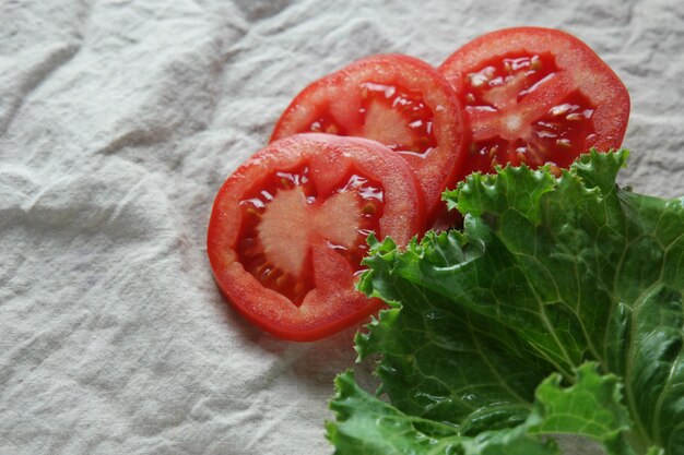 Lattuga e pomodoro a fette