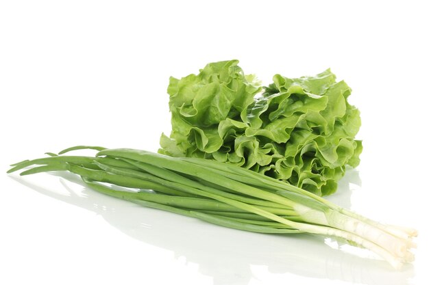 Lattuga fresca e cipolla verde isolata su bianca