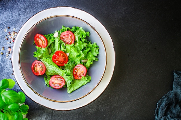 Lattuga verde con insalata fresca di pomodori