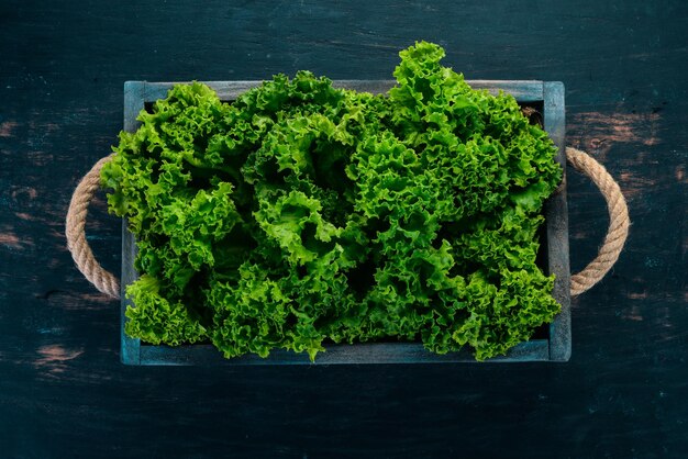 Lattuga verde in scatola di legno su sfondo di legno Vista dall'alto Spazio di copia