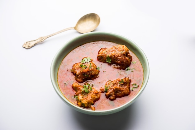 Lauki Kofta Curry realizzato con Bottel Gourd o Doodhi, servito in una ciotola o karahi. messa a fuoco selettiva