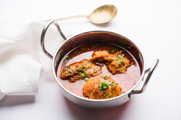 Lauki Kofta Curry realizzato con Bottel Gourd o Doodhi, servito in una ciotola o karahi. messa a fuoco selettiva