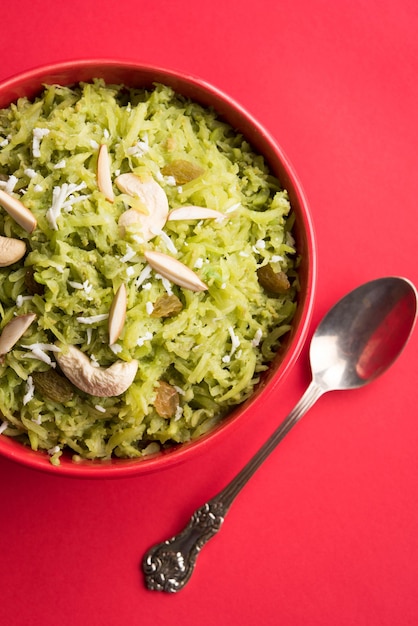 Lauki o Doodhi ka Halwa è un piatto dolce indiano popolare composto da zucca e guarnito con frutta secca, consumato caldo.