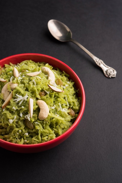 Lauki o Doodhi ka Halwa è un piatto dolce indiano popolare composto da zucca e guarnito con frutta secca, consumato caldo.