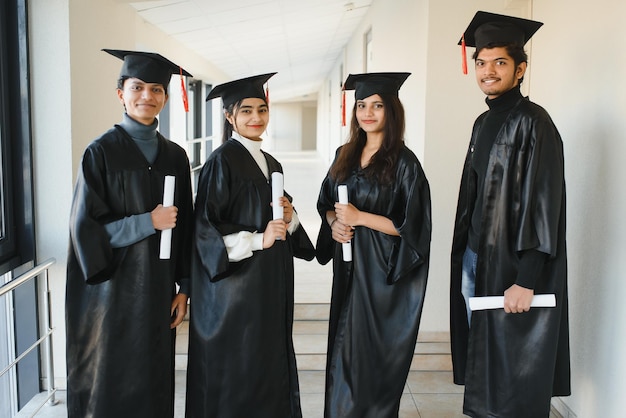 Laurea in istruzione e concetto di persone gruppo di studenti internazionali felici gruppo di laureati indiani