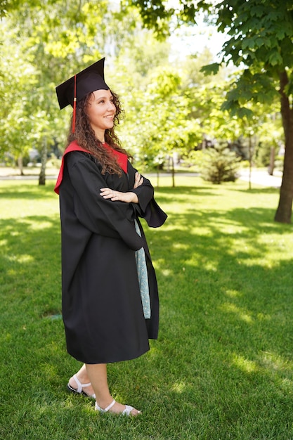 Laurea, laureato abbastanza recente all'aperto vicino all'università