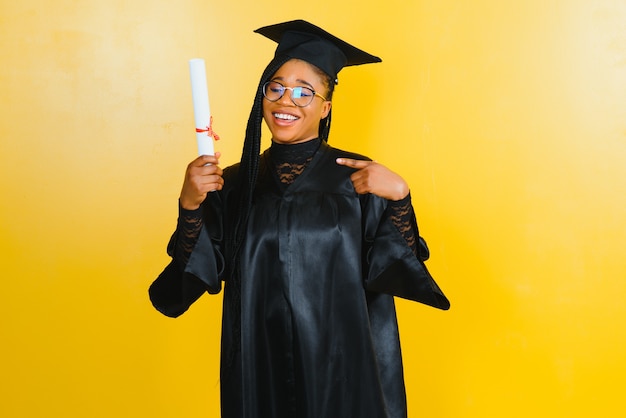 Laureato universitario femminile abbastanza africano alla laurea