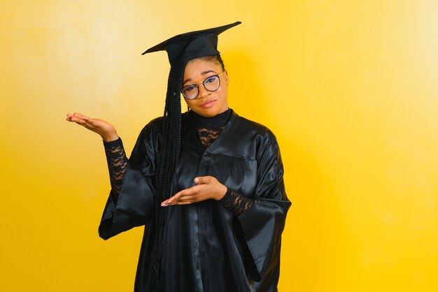 Laureato universitario femminile abbastanza africano alla laurea