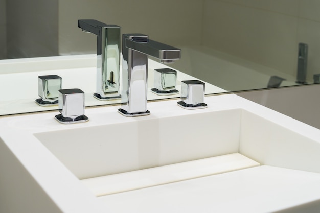 Lavabo e rubinetti nello specchio del bagno