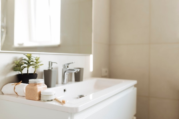 Lavabo in bagno bianco con accessori da bagno. Concetto di pulizia dell'hotel. Concetto di famiglia.