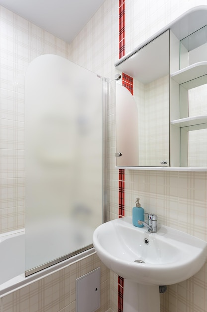 Lavabo in bagno in stile bianco con una striscia rossa