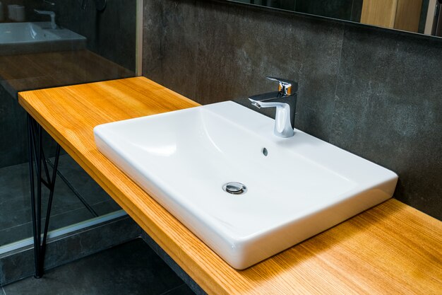 Lavabo in dettaglio bagno moderno e contemporaneo in una casa di lusso, rubinetto per lavabo rubinetto cromato