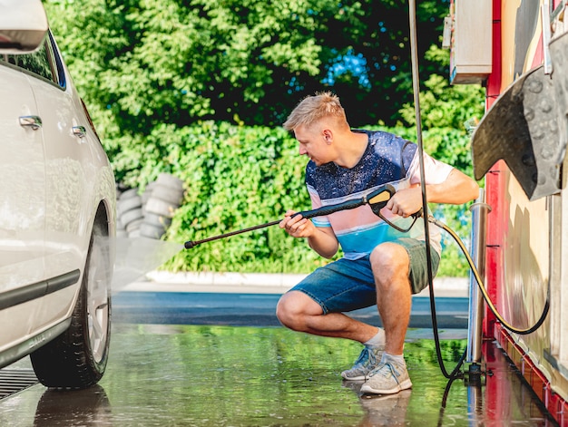 Lavaggio auto con acqua ad alta pressione