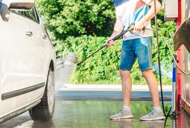 Lavaggio auto con acqua ad alta pressione