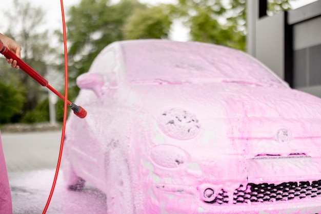 Lavaggio auto con nano schiuma all'autolavaggio