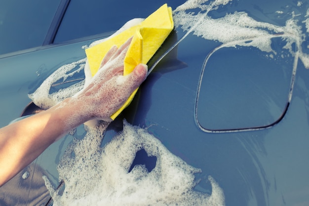 Lavaggio auto con una spugna gialla