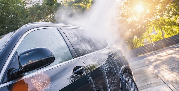 Lavaggio auto. Pulizia auto con acqua ad alta pressione.
