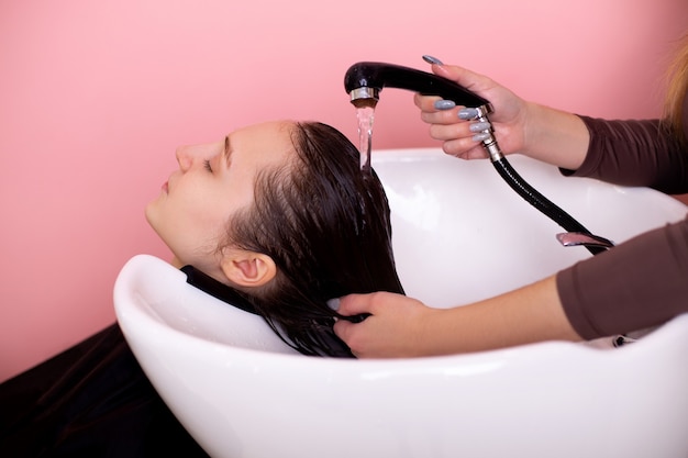 Lavaggio con shampoo di capelli castani femminili