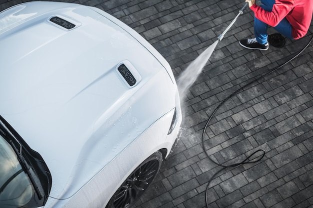 Lavaggio dell'auto con utensili elettrici