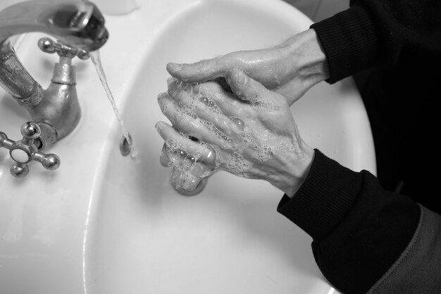 Lavaggio delle mani con acqua e sapone per prevenire il coronavirus Lavaggio delle mani Foto in bianco e nero