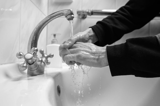 Lavaggio delle mani con acqua e sapone per prevenire il coronavirus Lavaggio delle mani foto in bianco e nero