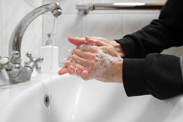 Lavaggio delle mani con acqua e sapone per prevenire il coronavirus Lavaggio delle mani