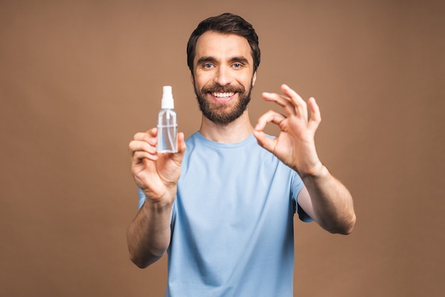 Lavaggio delle mani. Mani dell'uomo che utilizzano l'erogatore della pompa del gel igienizzante per le mani per la protezione del coronavirus e dei batteri, concetto di assistenza sanitaria. Avvicinamento.