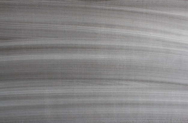 Lavagna con ampie strisce bianche di gesso filtrate. Immagine tonica del tabellone per le affissioni con gesso astratto.