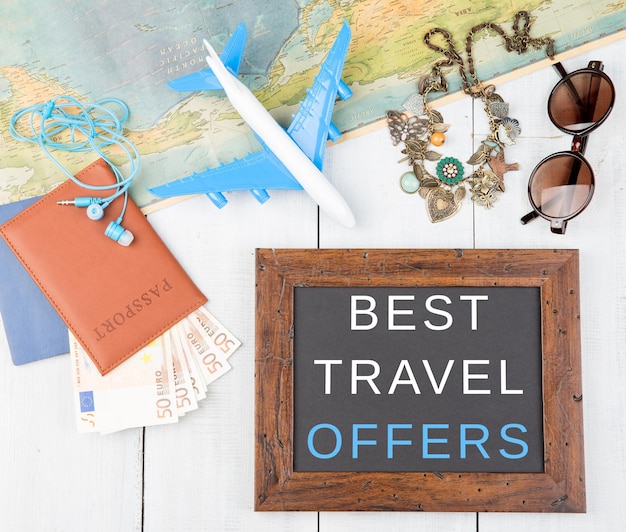 Lavagna con testo Best travel offre occhiali da sole denaro passaporto mappa aereo