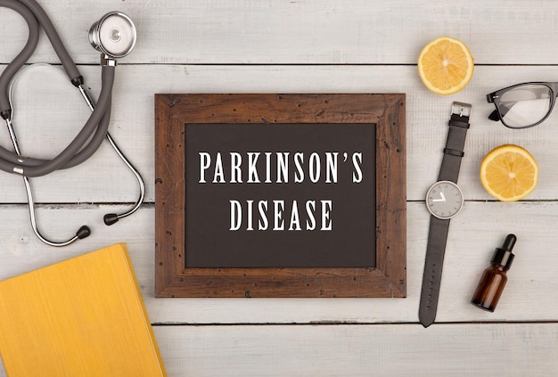 Lavagna con testo Stetoscopio libro malattia di Parkinson e orologio