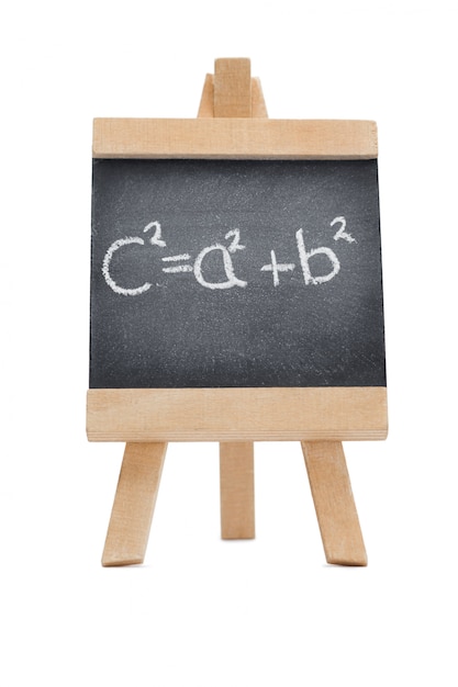 Lavagna con una formula matematica scritta su di esso