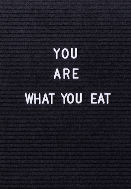 Lavagna nera con le parole You Are What You Eat