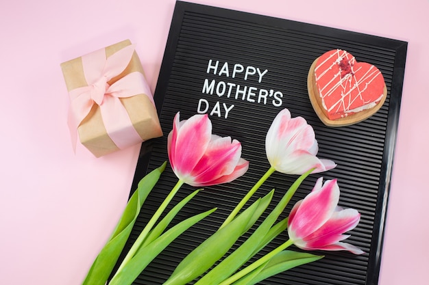 Lavagna nera con lettere in plastica bianca con citazione Happy Mothers Day