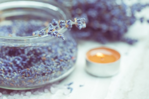 Lavanda essiccata in tavola