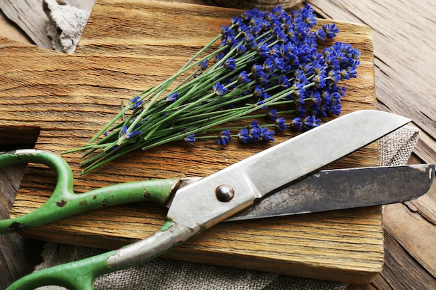 Lavanda fresca con la corda e le forbici sul primo piano del tagliere di legno