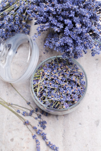 Lavanda secca sul tavolo