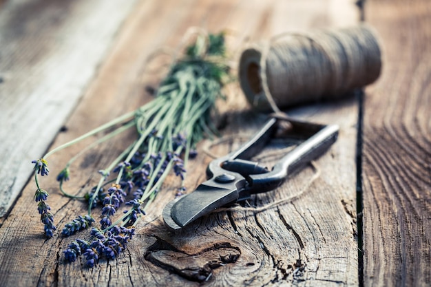 Lavanda sulla vecchia tavola di legno