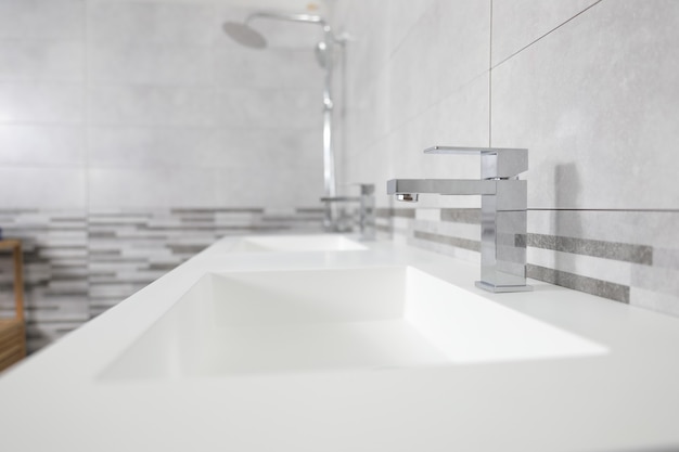 lavandino del bagno bianco