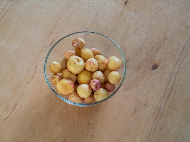 Lavare e scolare le patate in una ciotola