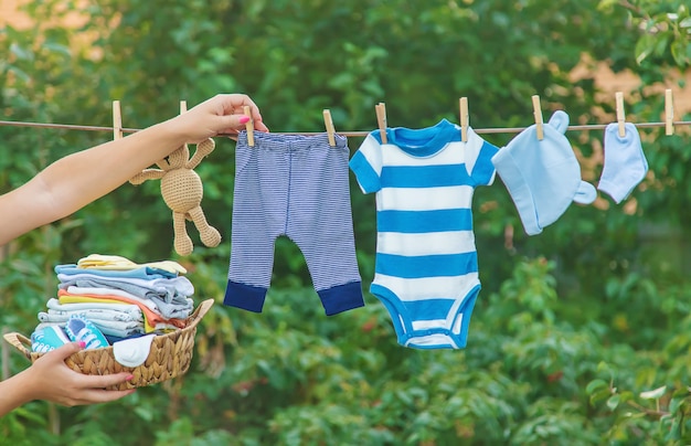 Lavare i vestiti del bambino, la biancheria si asciuga all'aria aperta